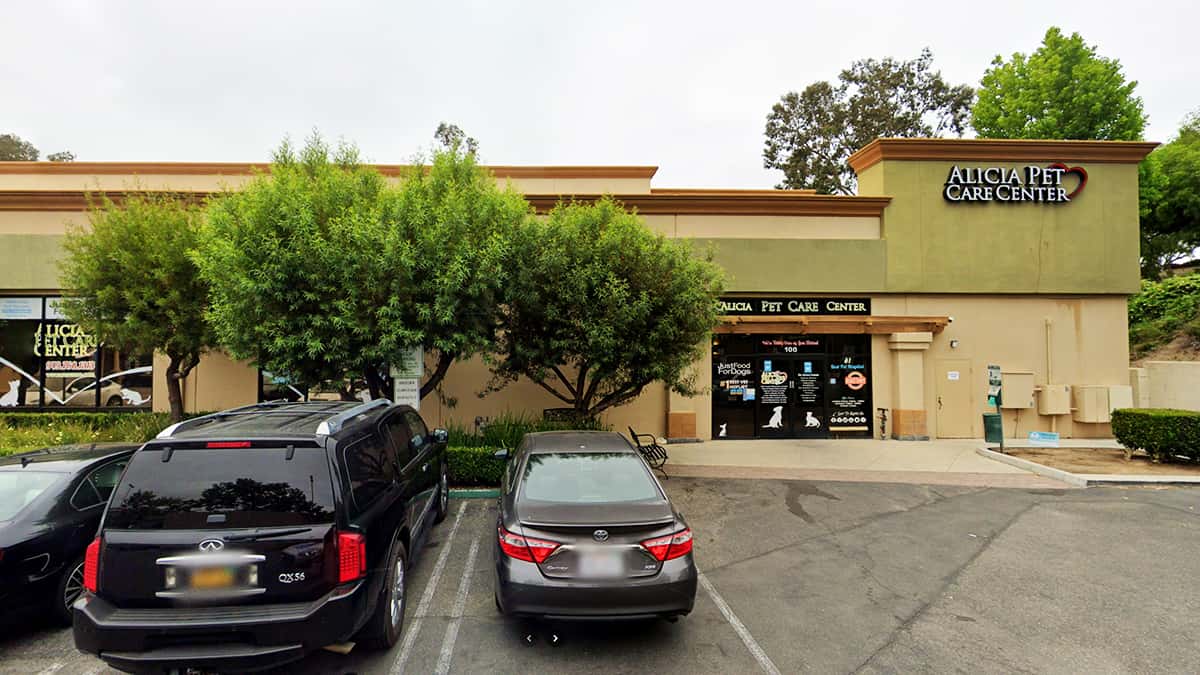 Exterior of Alicia Pet Care Center in Mission Viejo, California, host of dog dental cleaning by Animal Dental Care.